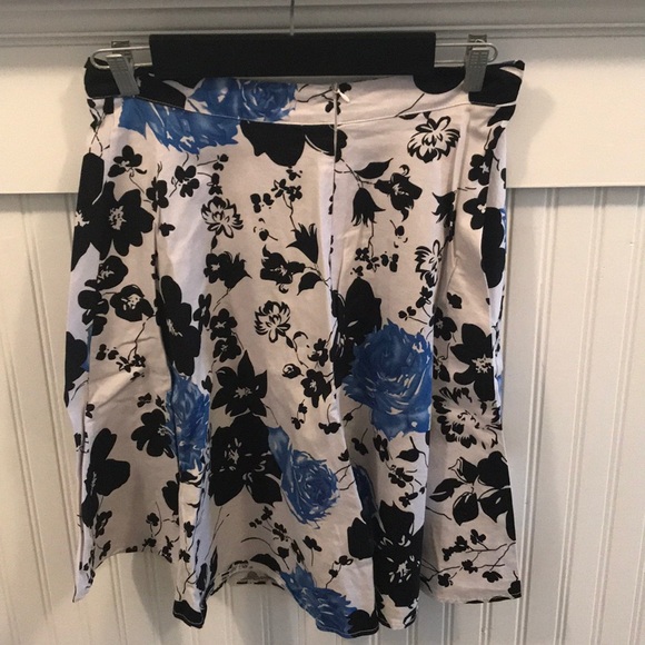 Floral skirt - Picture 2 of 3